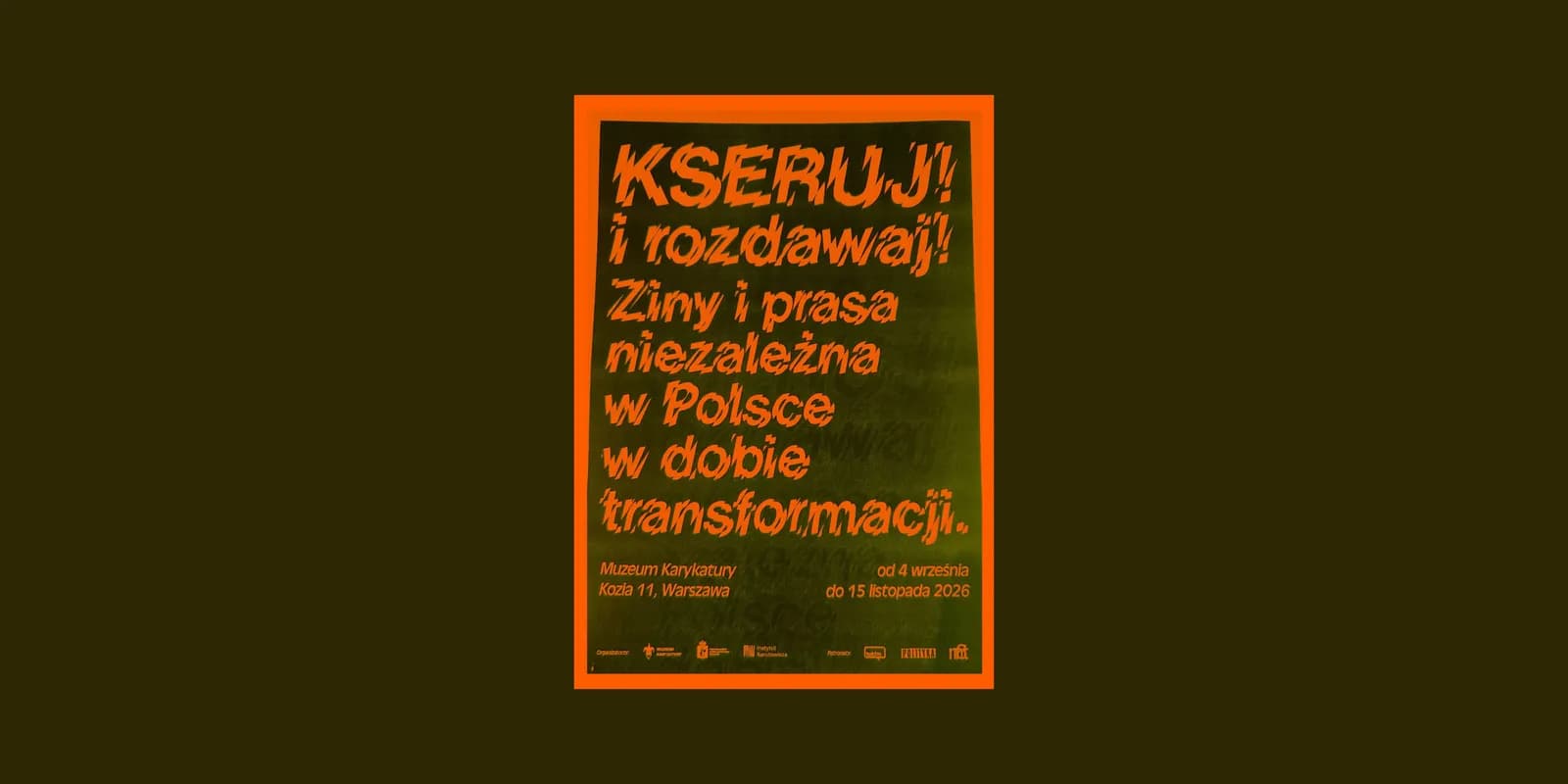 A dark green background features an orange framed poster with orange text that reads in Polish: "KSERUJ! i rozdawaj! Ziny i prasa niezależna w Polsce w dobie transformacji. Muzeum Karykatury Kozia 11, Warszawa od 4 września do 15 listopada 2026."